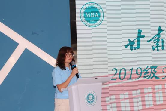 图片包含 妇女, 户外, 建筑物, 正面描述已自动生成