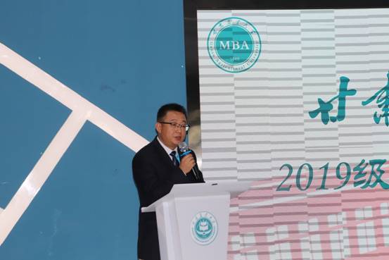图片包含 男士, 户外, 建筑物, 天空描述已自动生成