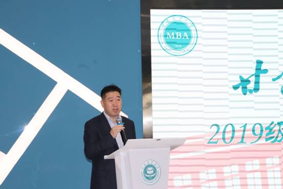 图片包含 户外, 建筑物, 正面, 男士描述已自动生成