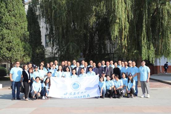 图片包含 户外, 树, 人员, 道路描述已自动生成